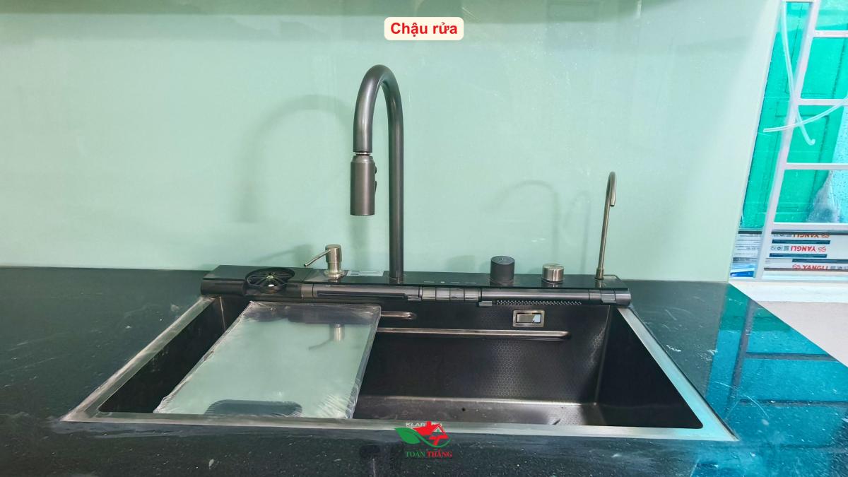 tủ bếp inox cánh kính