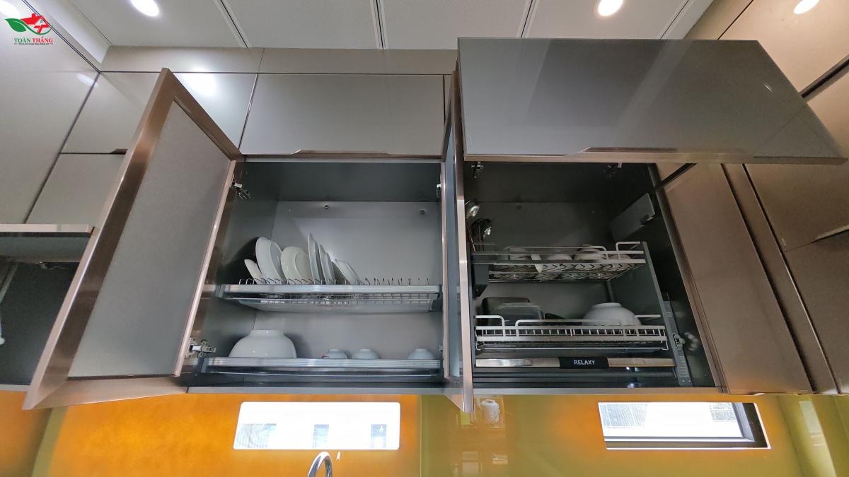 tủ bếp inox cánh kính