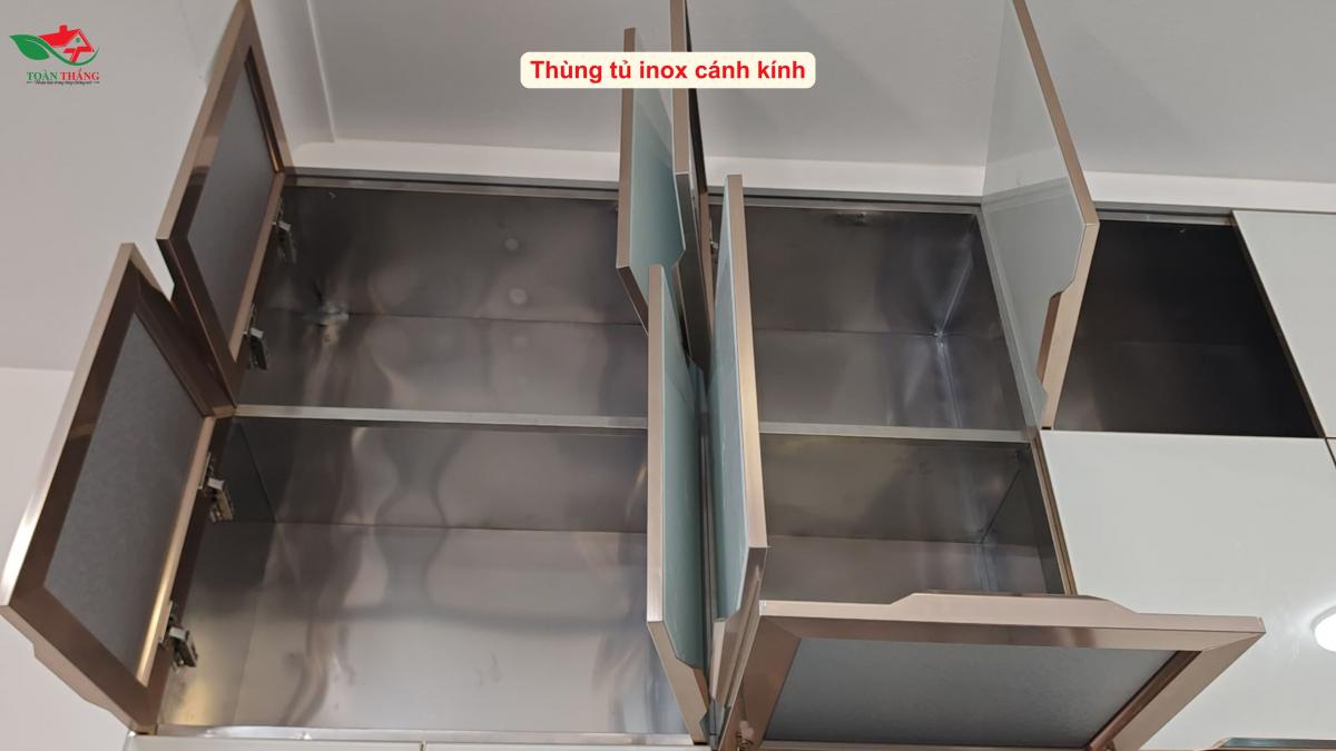 tủ bếp inox cánh kính