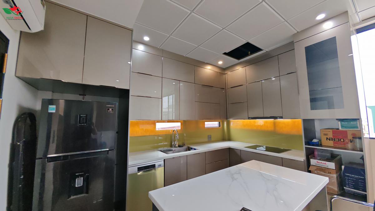 tủ bếp inox cánh kính chữ L