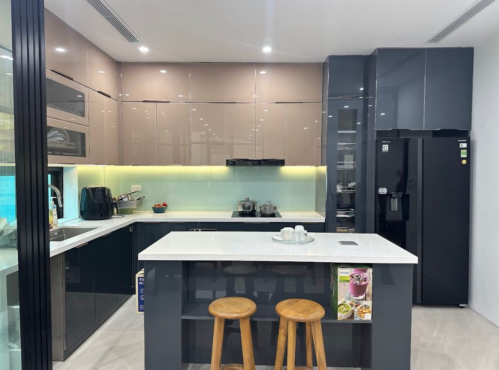 So sánh tủ bếp inox và bếp gỗ