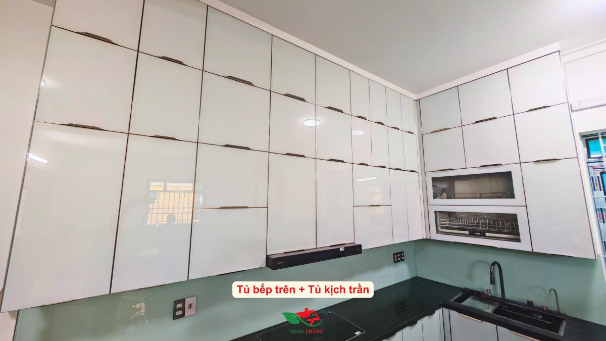 tủ bếp inox cánh kính