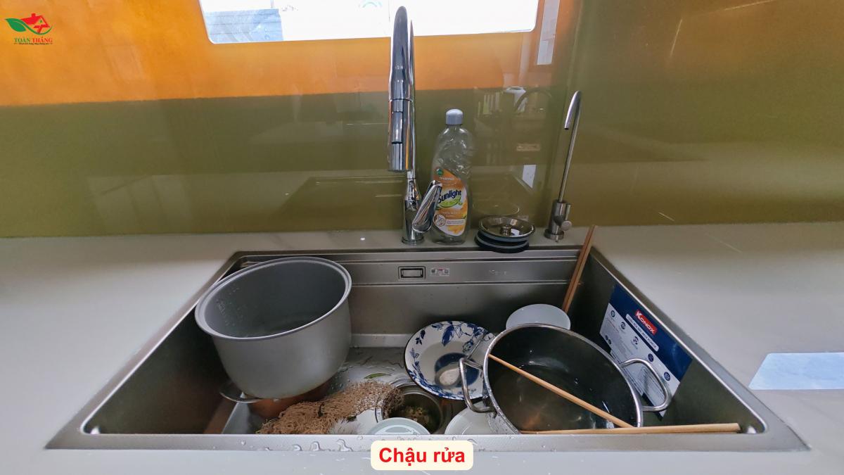 tủ bếp inox cánh kính chữ L