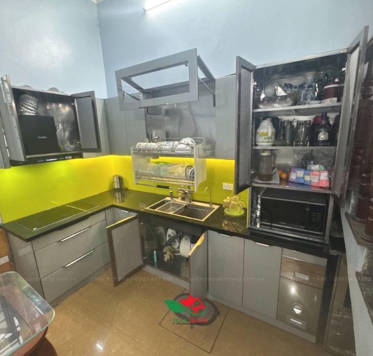  tủ bếp inox cánh kính chữ L màu xám