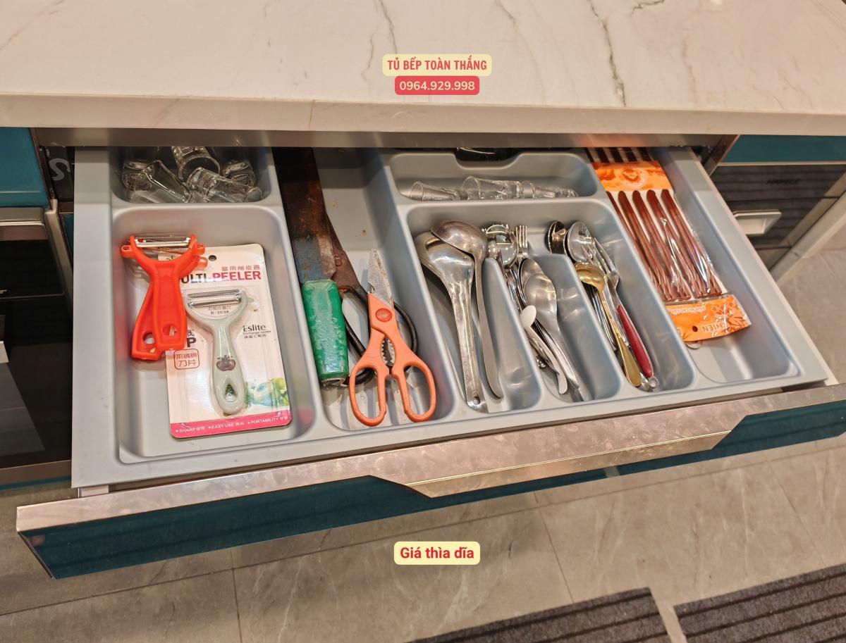 giá thìa dĩa tủ bếp inox cánh kính