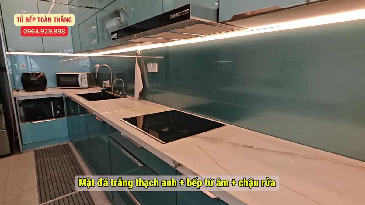 Tủ bếp inox cánh kính mặt đá bếp