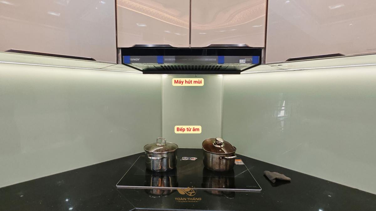 tủ bếp inox cánh kính nhà anh Trung