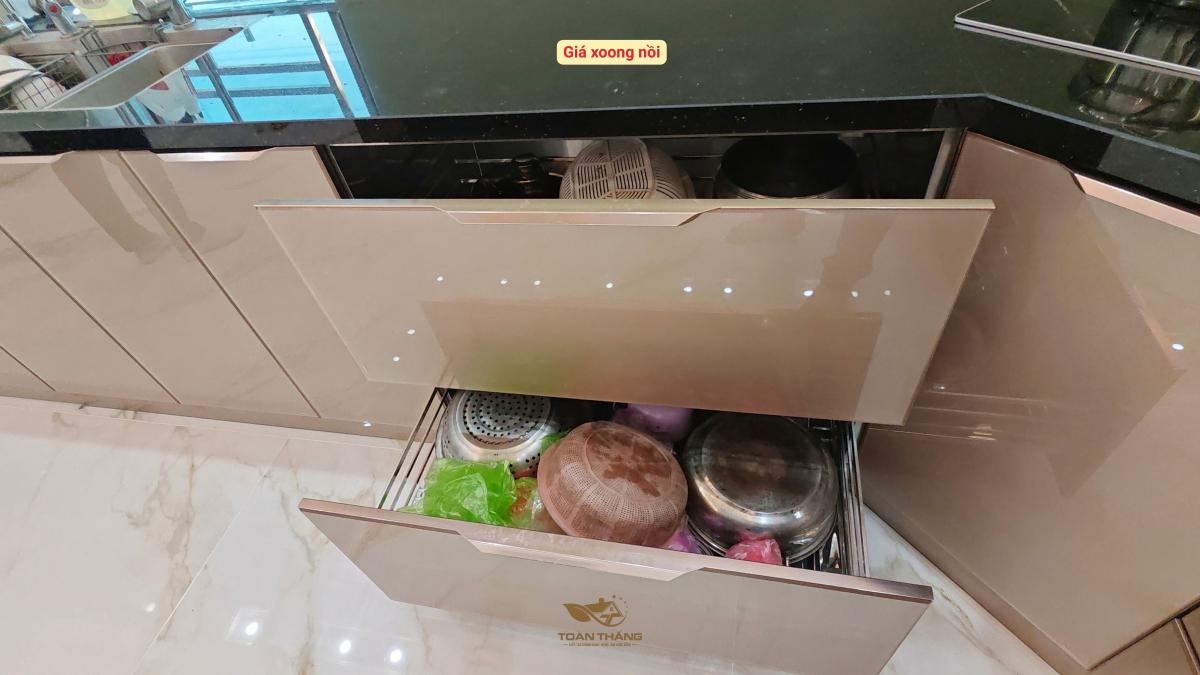 tủ bếp inox cánh kính nhà anh Trung