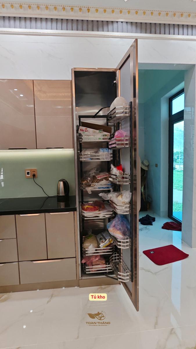 tủ bếp inox cánh kính nhà anh Trung