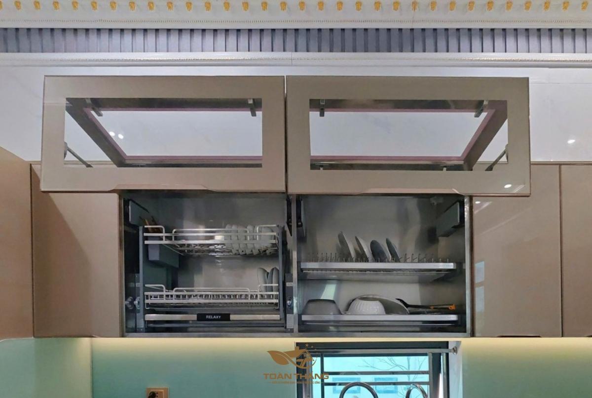 tủ bếp inox cánh kính nhà anh Trung