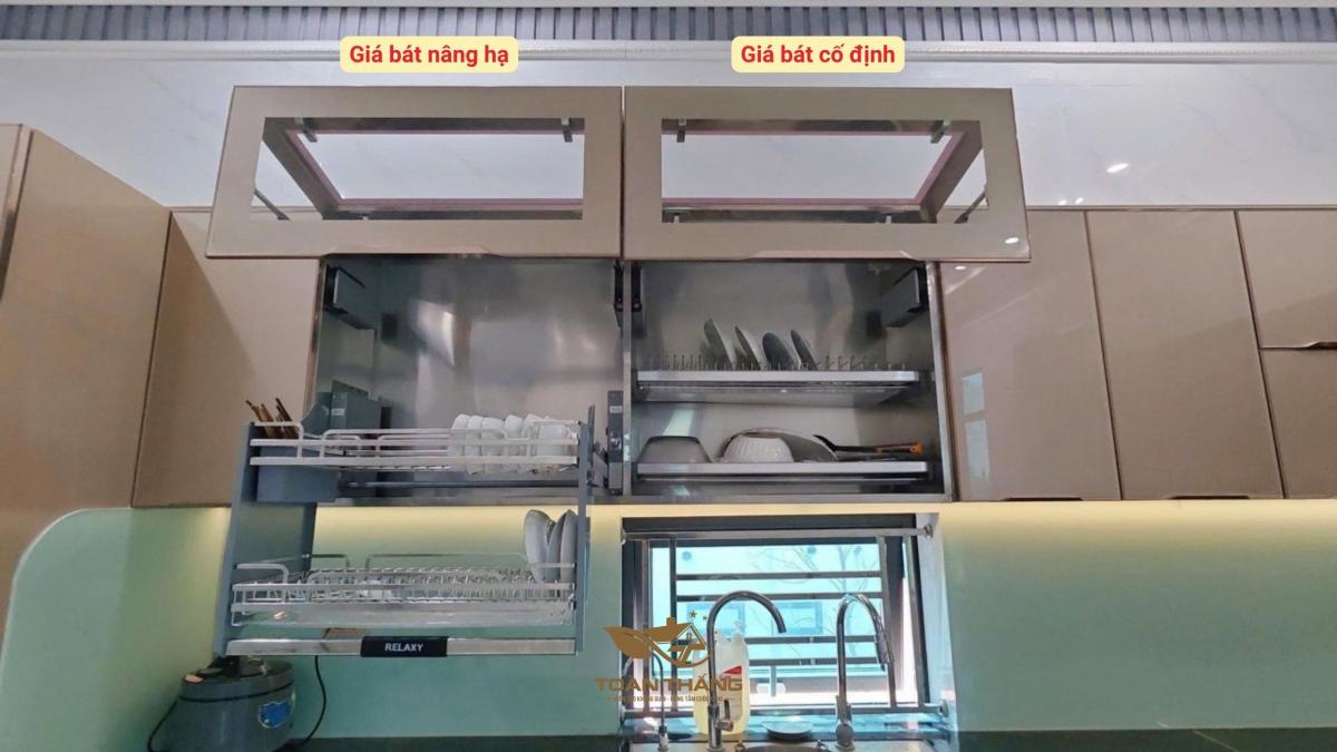 tủ bếp inox cánh kính nhà anh Trung