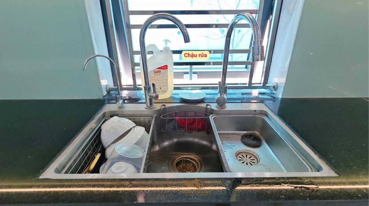 tủ bếp inox cánh kính nhà anh Trung