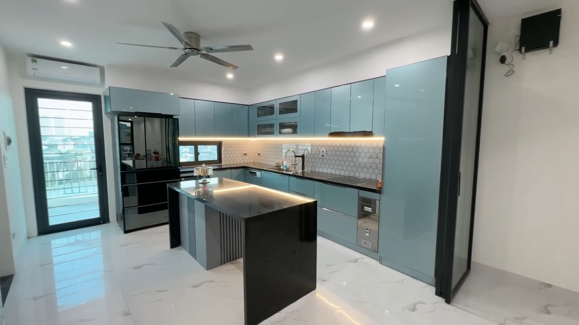 tủ bếp inox cánh kính